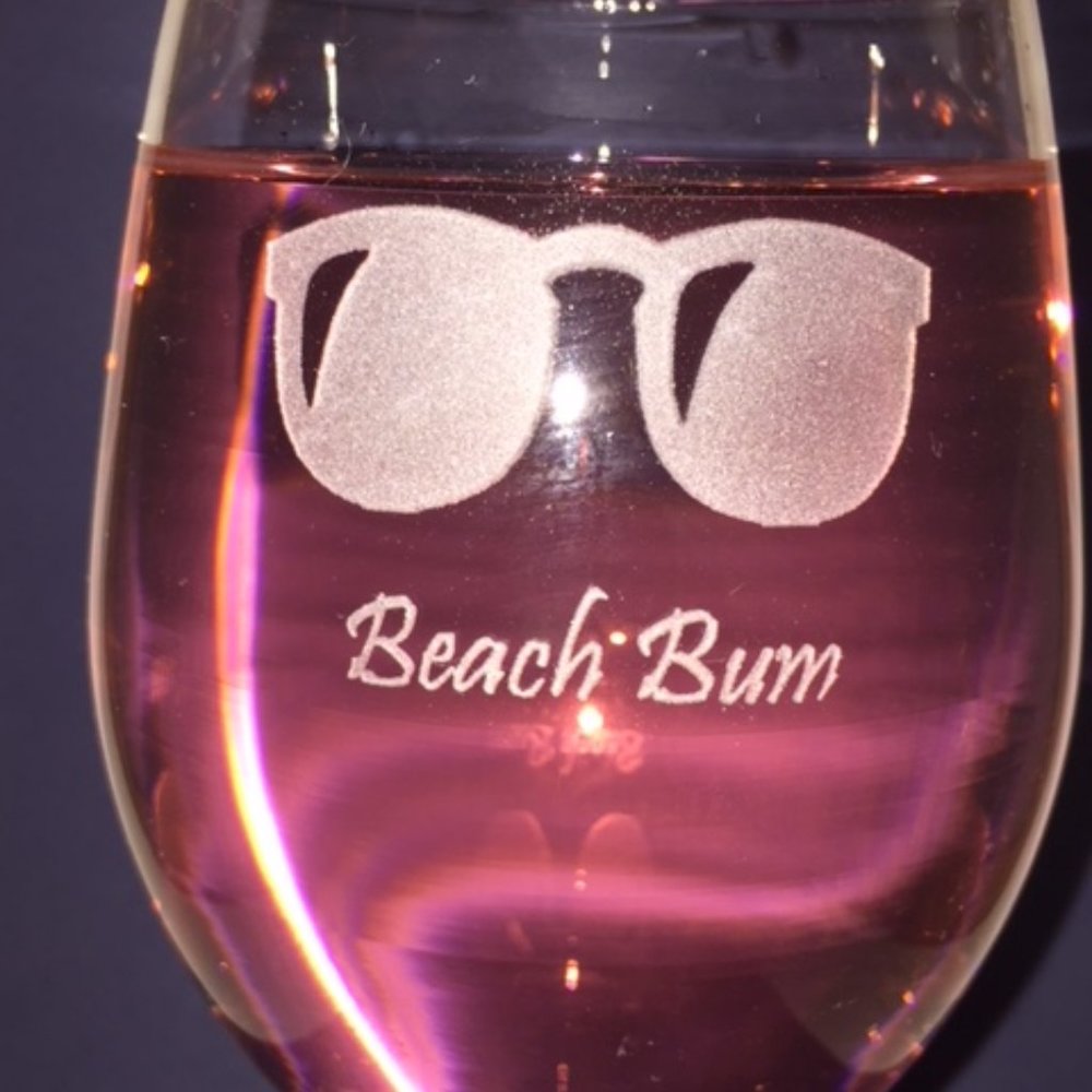 Beach Bum Etched Red Wine Glass w/sunglasses